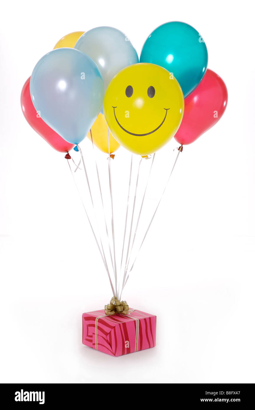 Nahaufnahme von verpackten Geschenk mit bunten Ballons Stockfoto