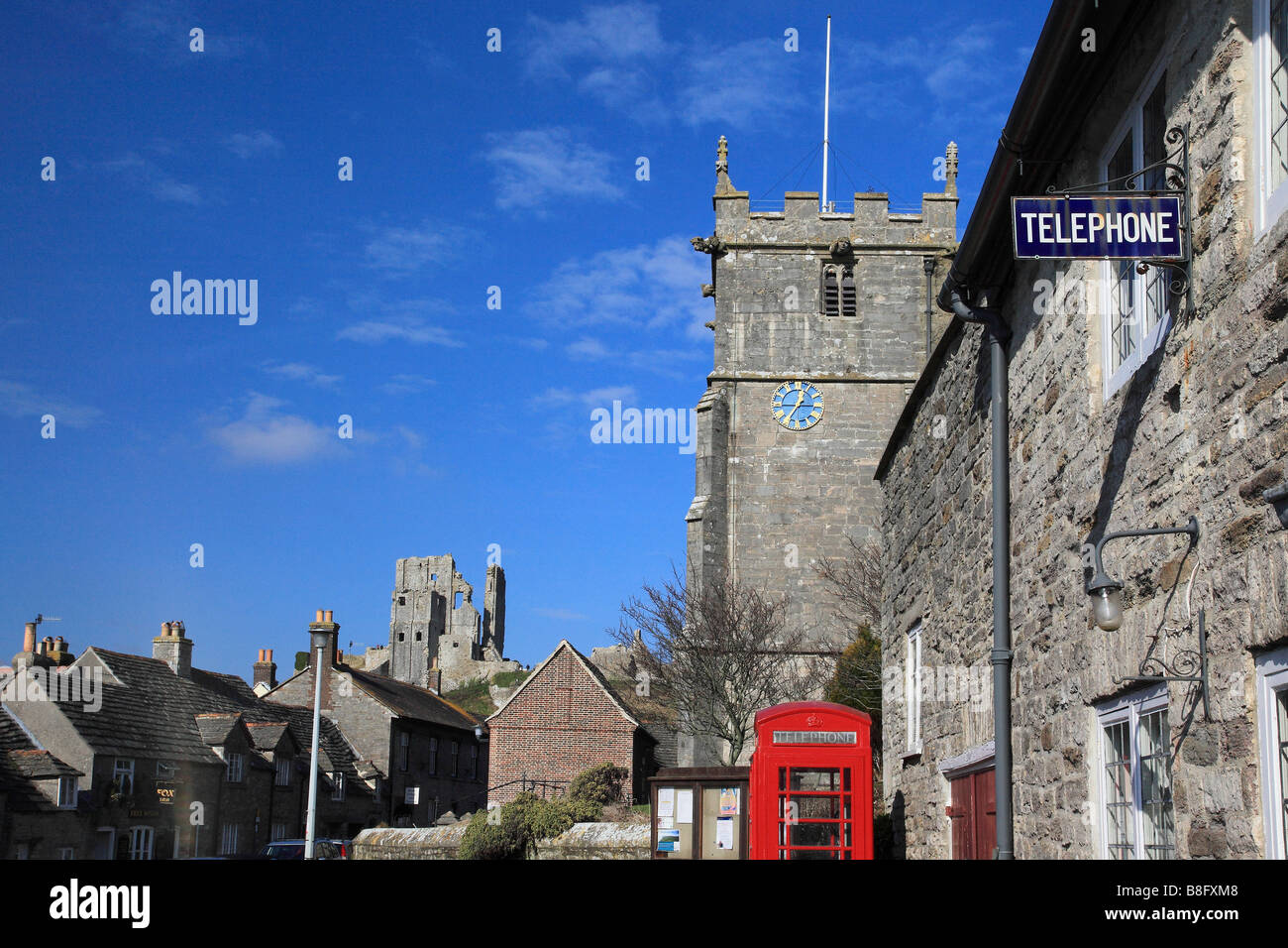 Kirche von St. Edward und roten Telefon Box Corfe Castle Dorf Dorset-England Stockfoto