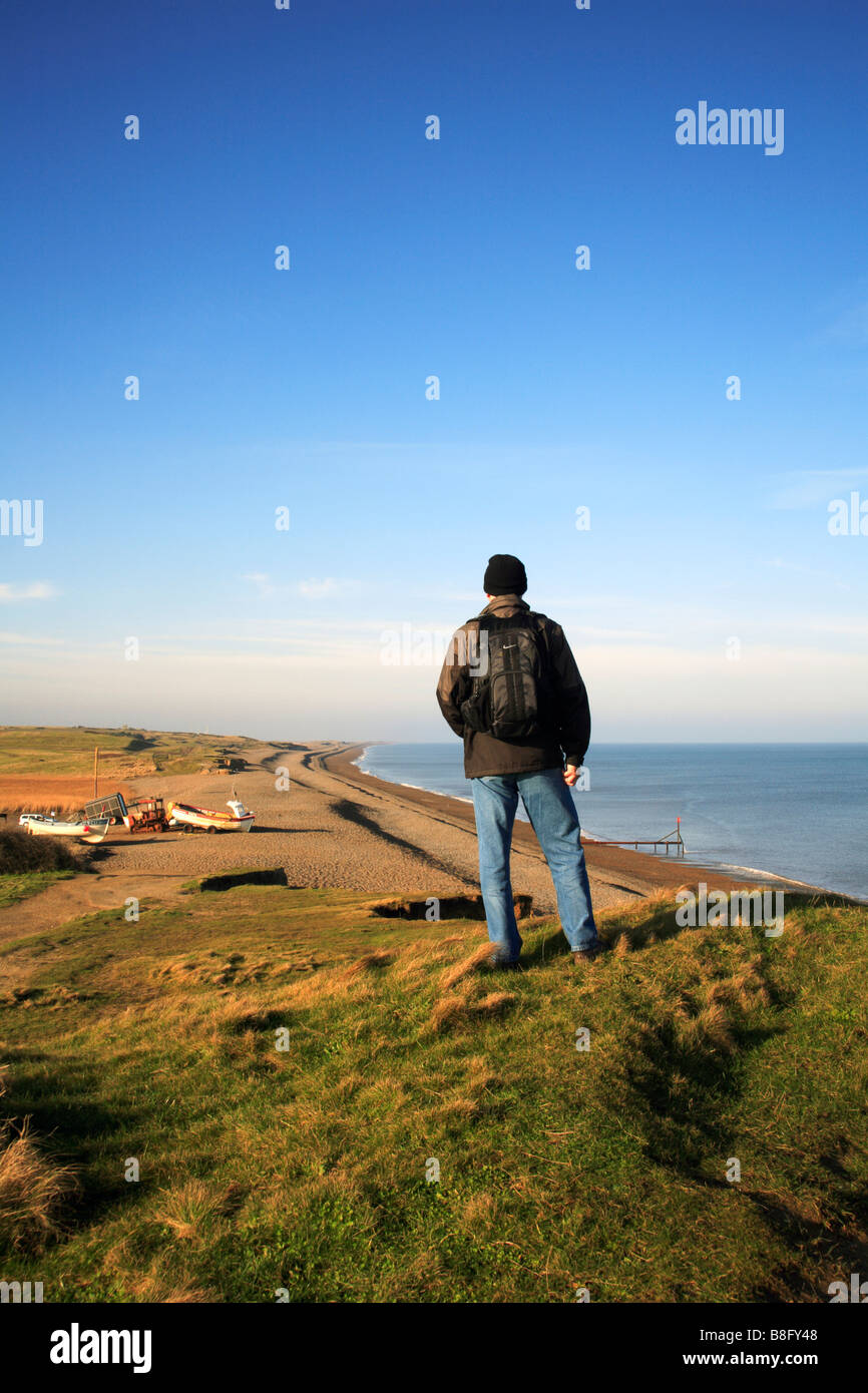 Walker auf der Norfolk Coast Path bei Weybourne, Norfolk, UK, die Landschaft zu bewundern. Stockfoto