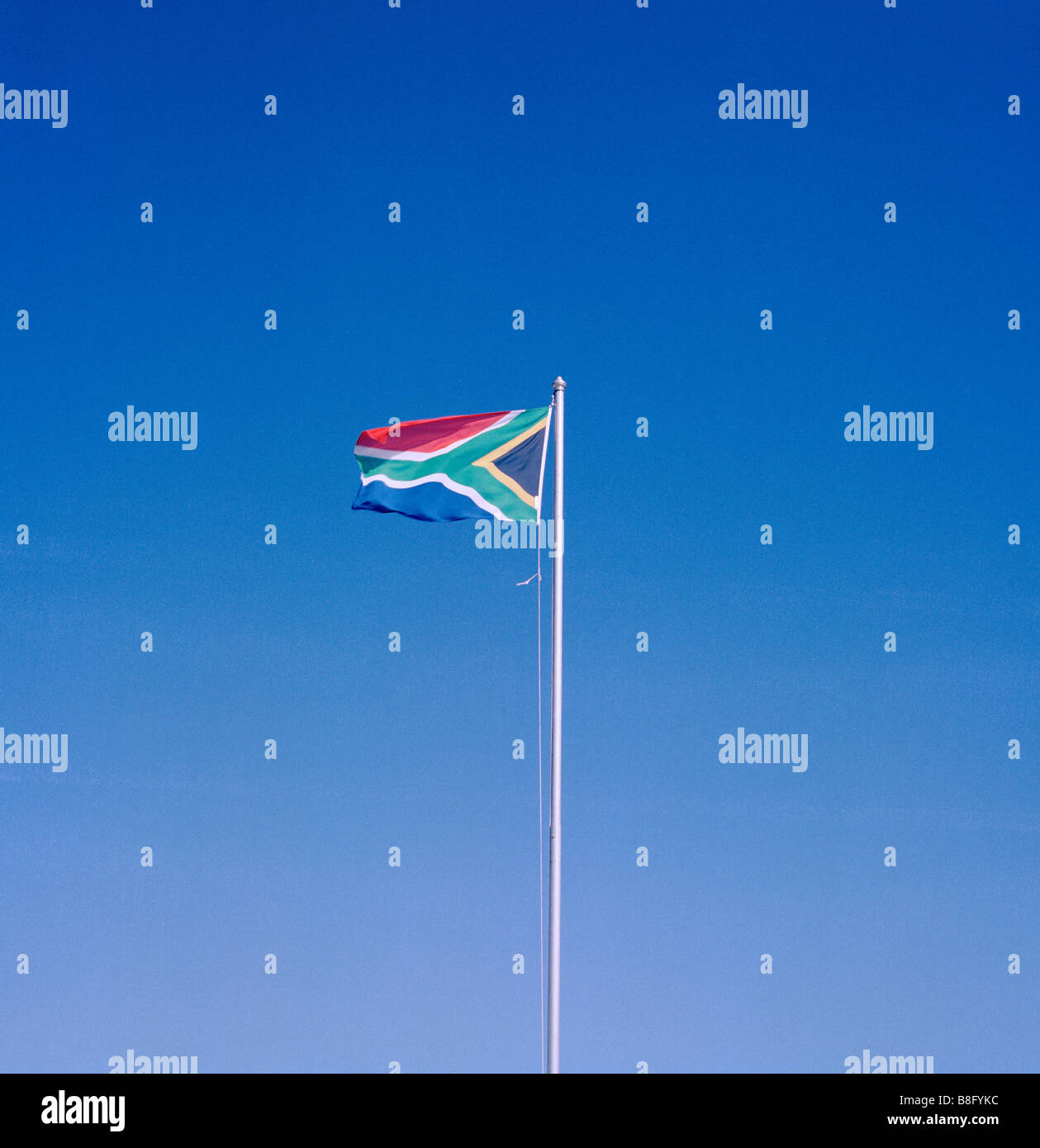 Die südafrikanische Flagge auf Robben Island in Kapstadt in Südafrika in Afrika südlich der Sahara. Apartheid flags Kultur nation Nationalismus Blue Sky Travel Stockfoto
