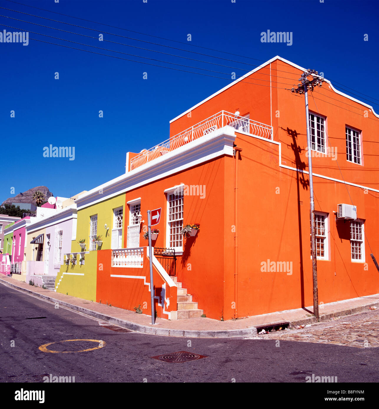 Bunte Gehäuse in Bo Kaap in Kapstadt in Südafrika in Afrika südlich der Sahara. Farbe Farbe Haus lebendige Häuser Architektur Gebäude bokaap Reisen Stockfoto