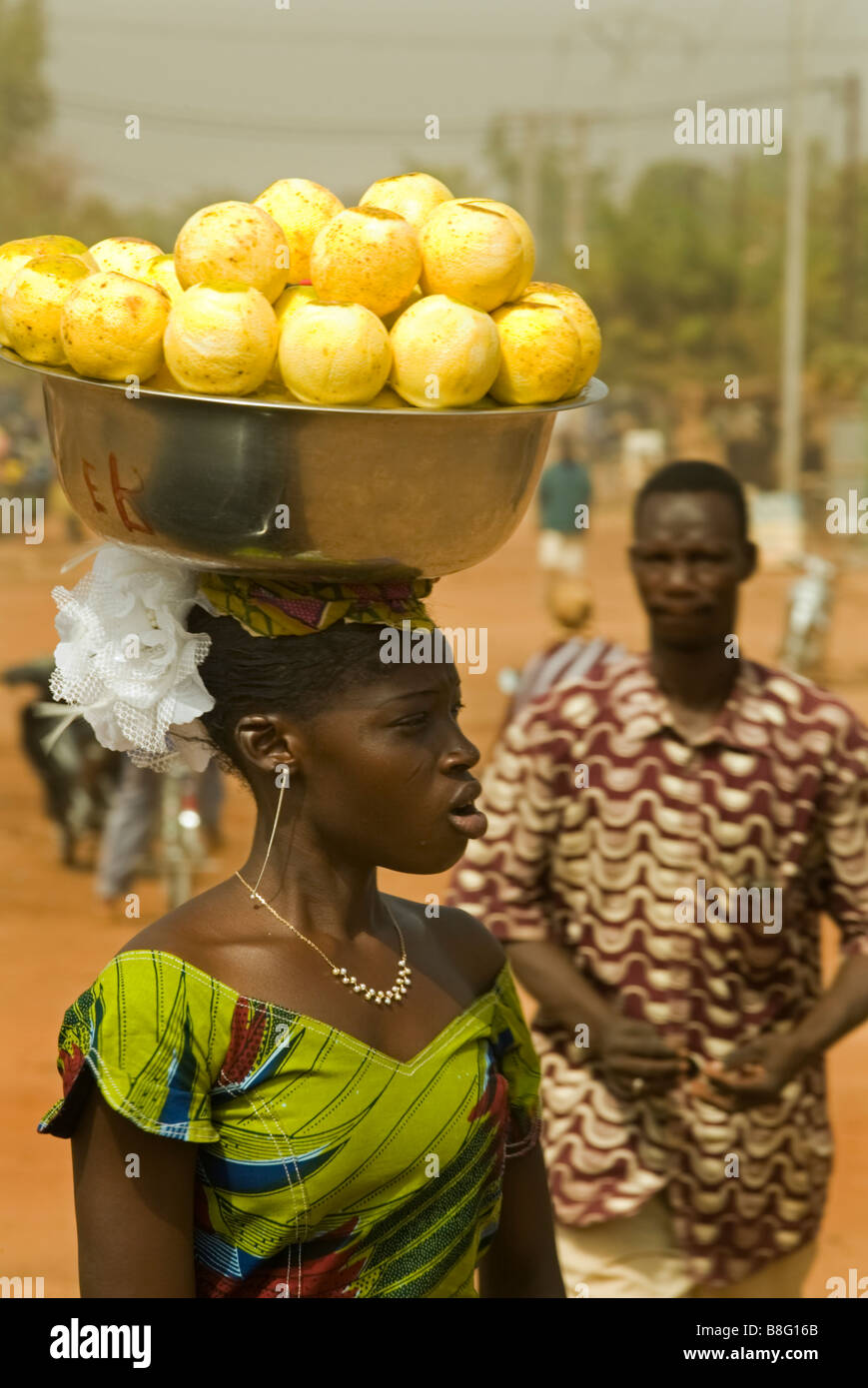 Afrikanische Mädchen Verkauf von Orangen in Ouagadougou Burkina Faso Stockfoto