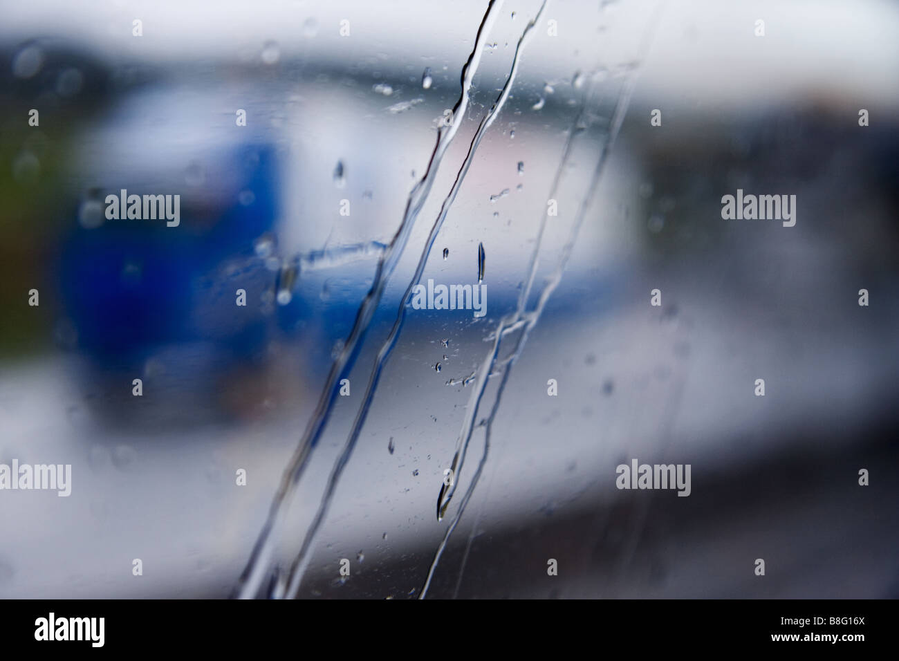 LKW-fahren durch extreme Wetterbedingungen auf Landstraße oder Autobahn Stockfoto