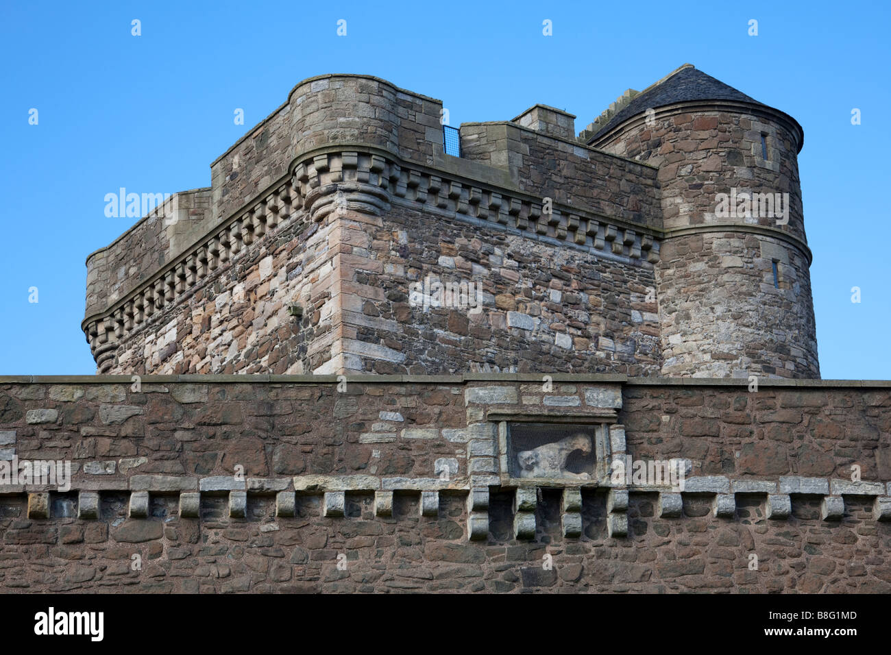 Bergfried im umgebenden Wand Stockfoto