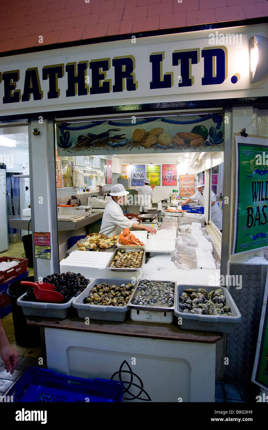 Fischhändler am Fisch Markt Beresford Street St Helier Jersey Kanalinseln Stockfoto