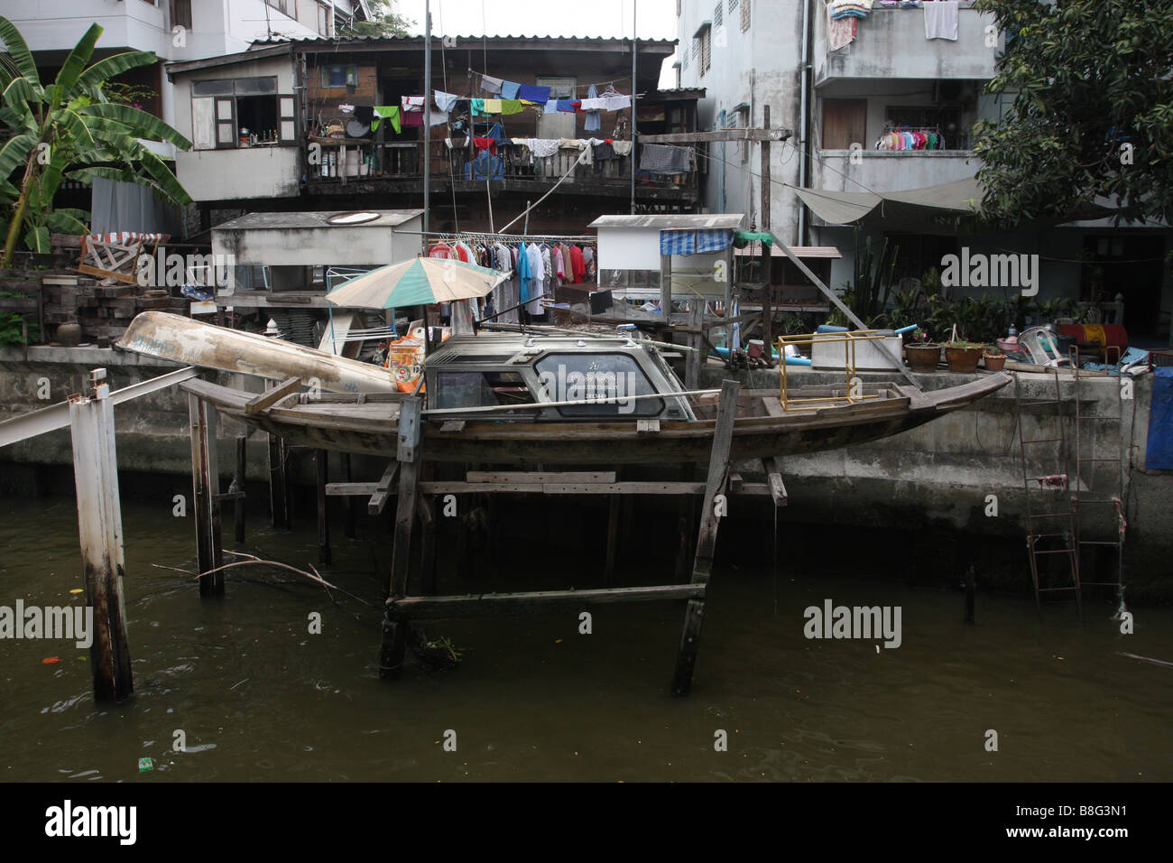zerstörten Boot im Elendsviertel, Bangkok Stockfoto