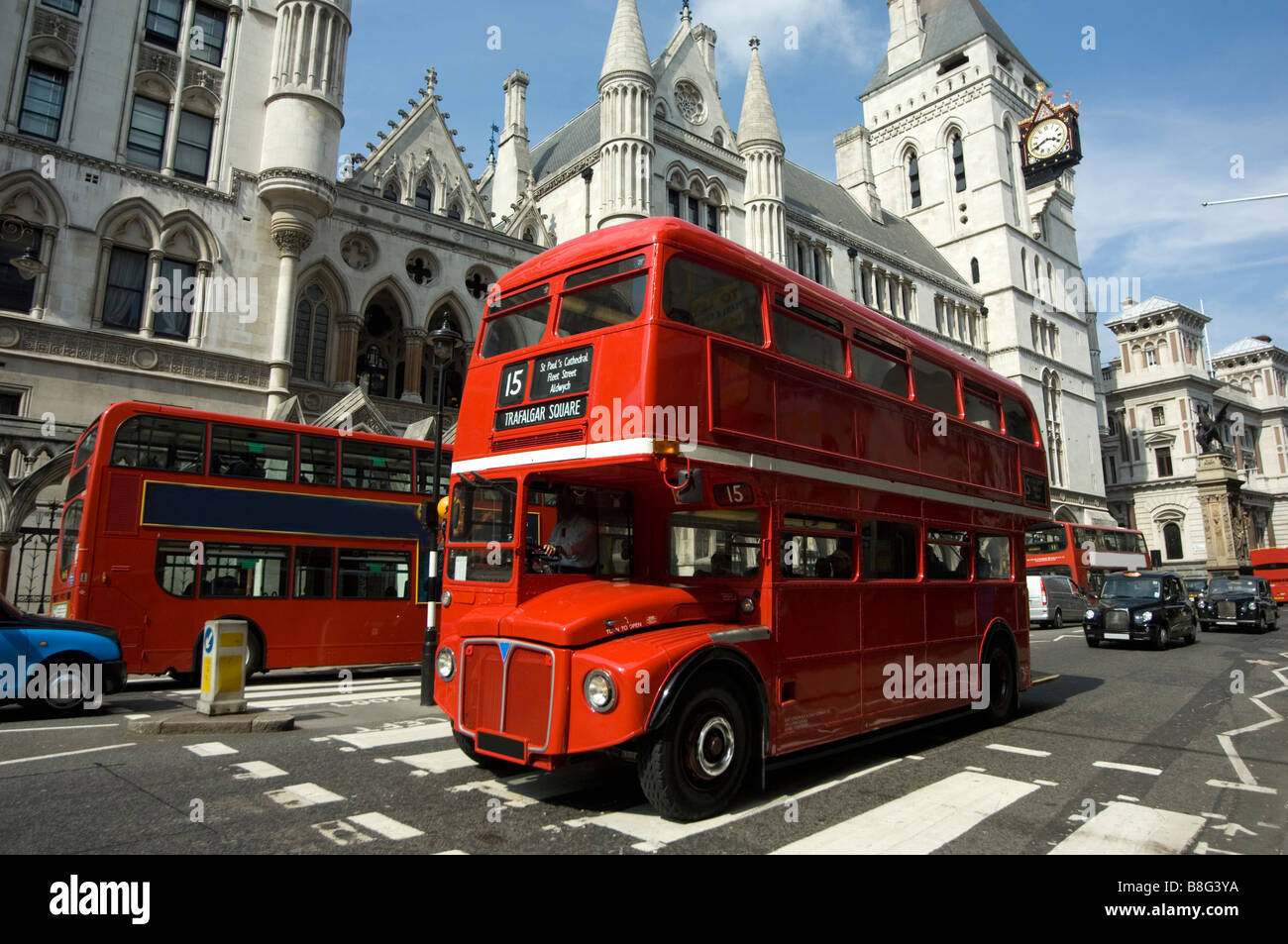 Eine klassische route Masterbus außerhalb der Royal Courts of Justice der Strang-London Stockfoto