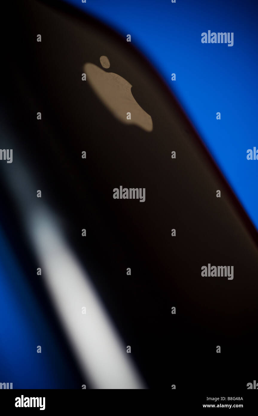 Die Rückseite eines Apple iPhone 3G auf blauem Hintergrund Stockfoto