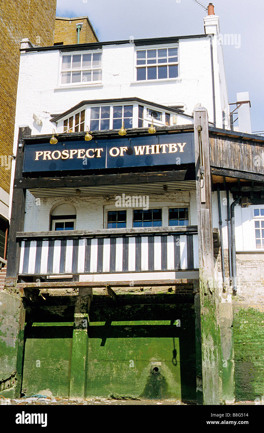 London, The Prospect of Whitby, Themse Pub, Wapping, angesehen vom Flussufer. Stockfoto