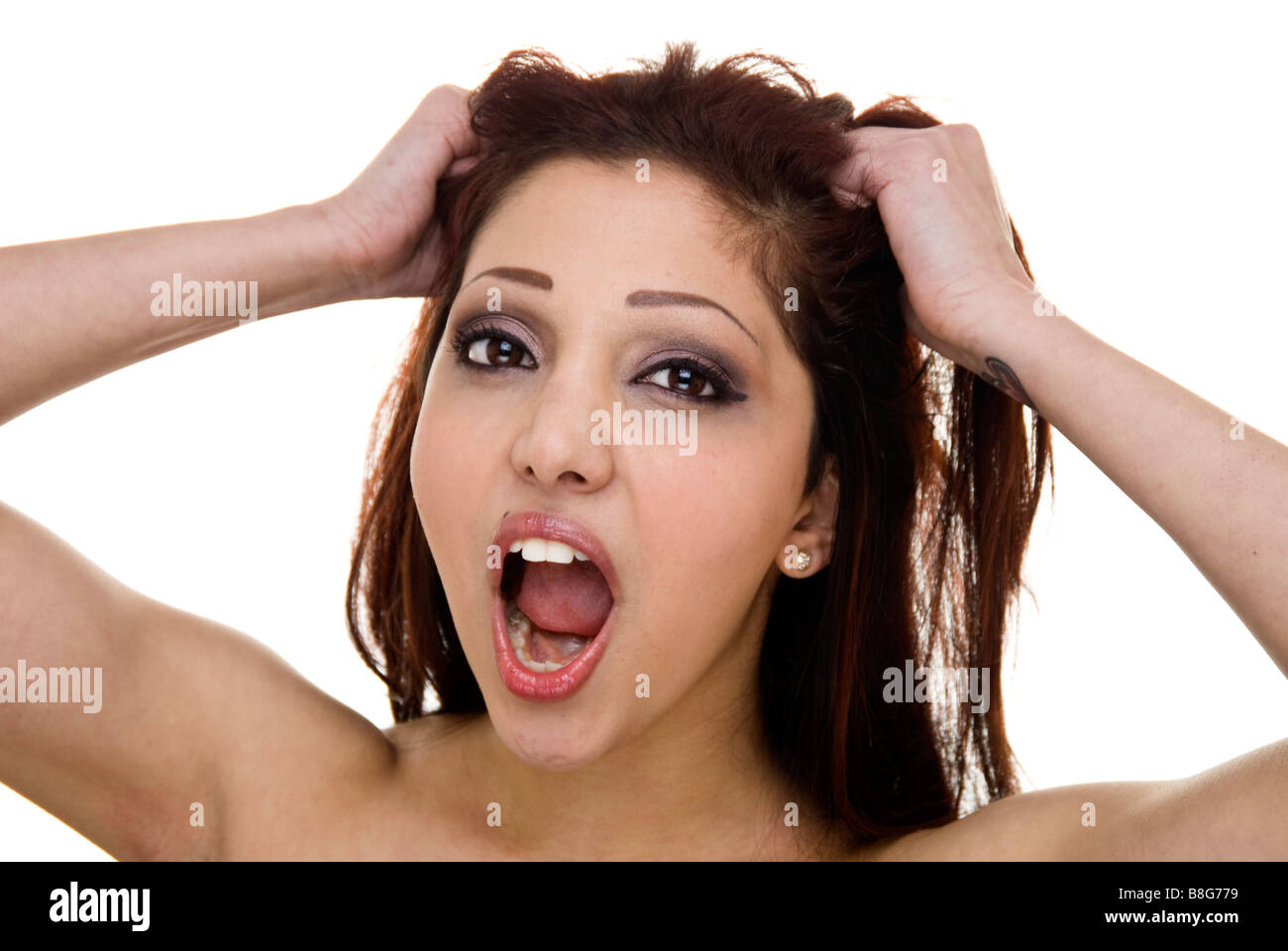 ethnische Frau ihr Haar herausziehen Stockfoto