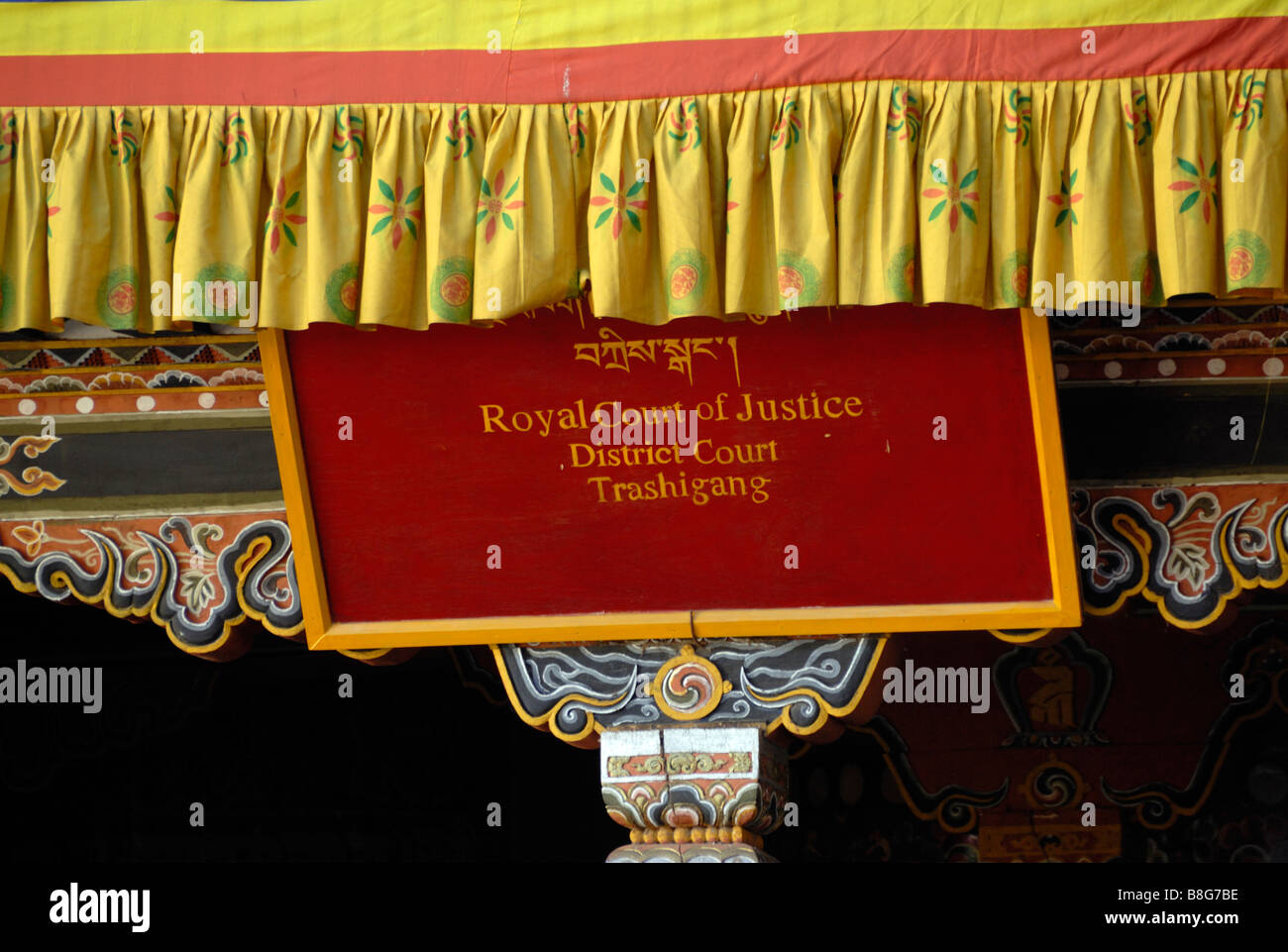 Ein Sprichwort der roten und gelben Schild "Royal Court of Justice. Amtsgericht. Trashigang. " Stockfoto