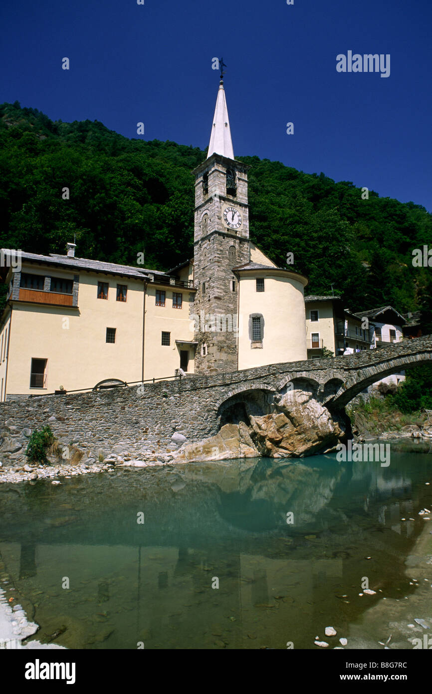 Italien, Aostatal, Lys-Tal, Fontainemore, Fluss Lys und Kirche Sant'Antonio Abate Stockfoto