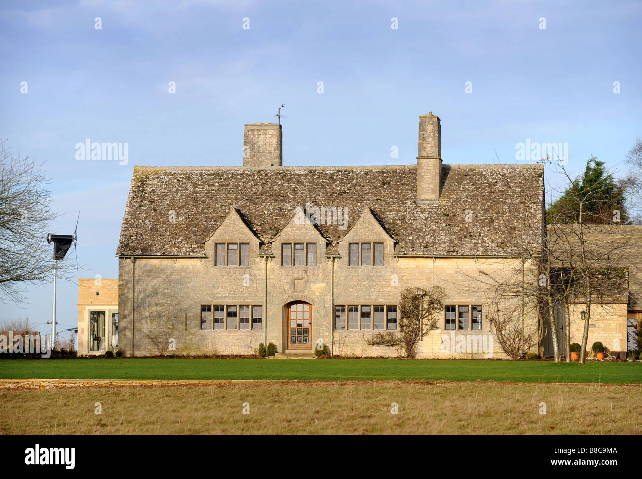 EIN RENOVIERTES BAUERNHAUS IN OXFORDSHIRE UMGEWANDELT IN EIN ENERGIESPARENDES HAUS MIT EINER WINDKRAFTANLAGE UND BODEN QUELLE HEIZUNG UK Stockfoto