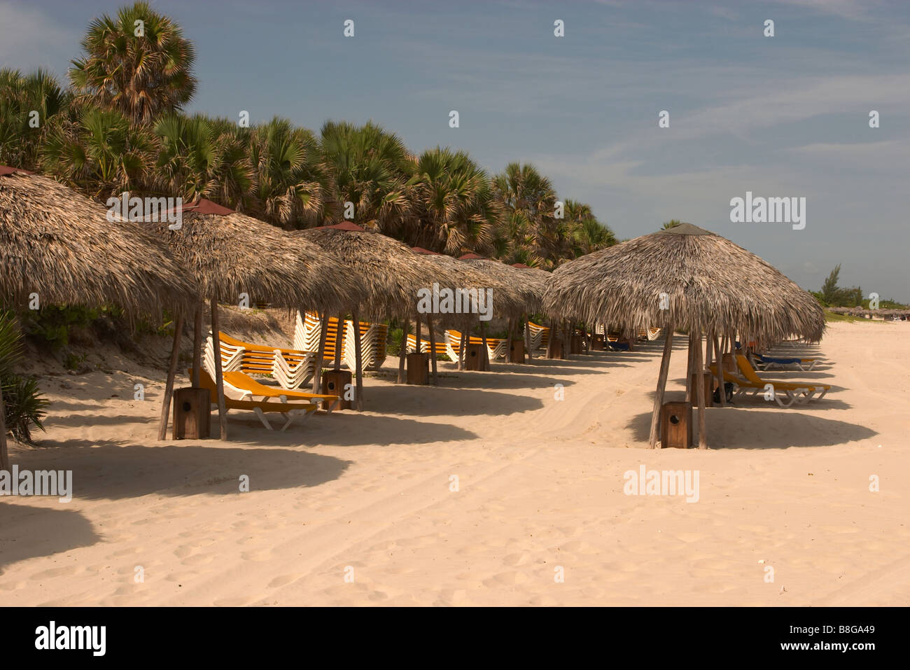 Sonnenschutz Betten und Sonne Sonnenschirme am Strand Varadero Kuba  Stockfotografie - Alamy