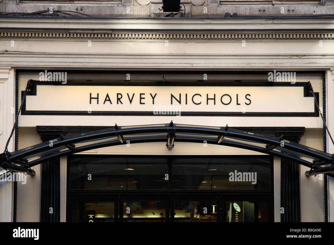 Der Haupteingang zum Harvey Nichols Mode Geschäft in Knightsbridge, London. Feb 2009 Stockfoto