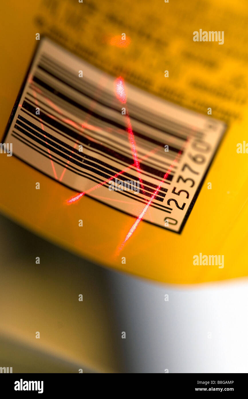 Laser-scanning-einen UPC-barcode Stockfoto