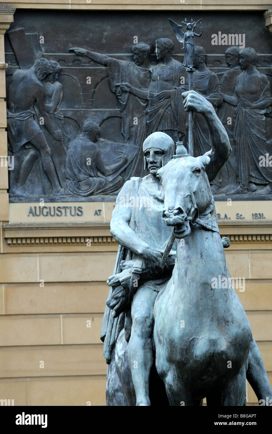 Die Angebote des Krieges, eine Skulptur von Gilbert Bayes, Ouside die Kunstgalerie von New South Wales. Die Domain, Sydney, Australien Stockfoto