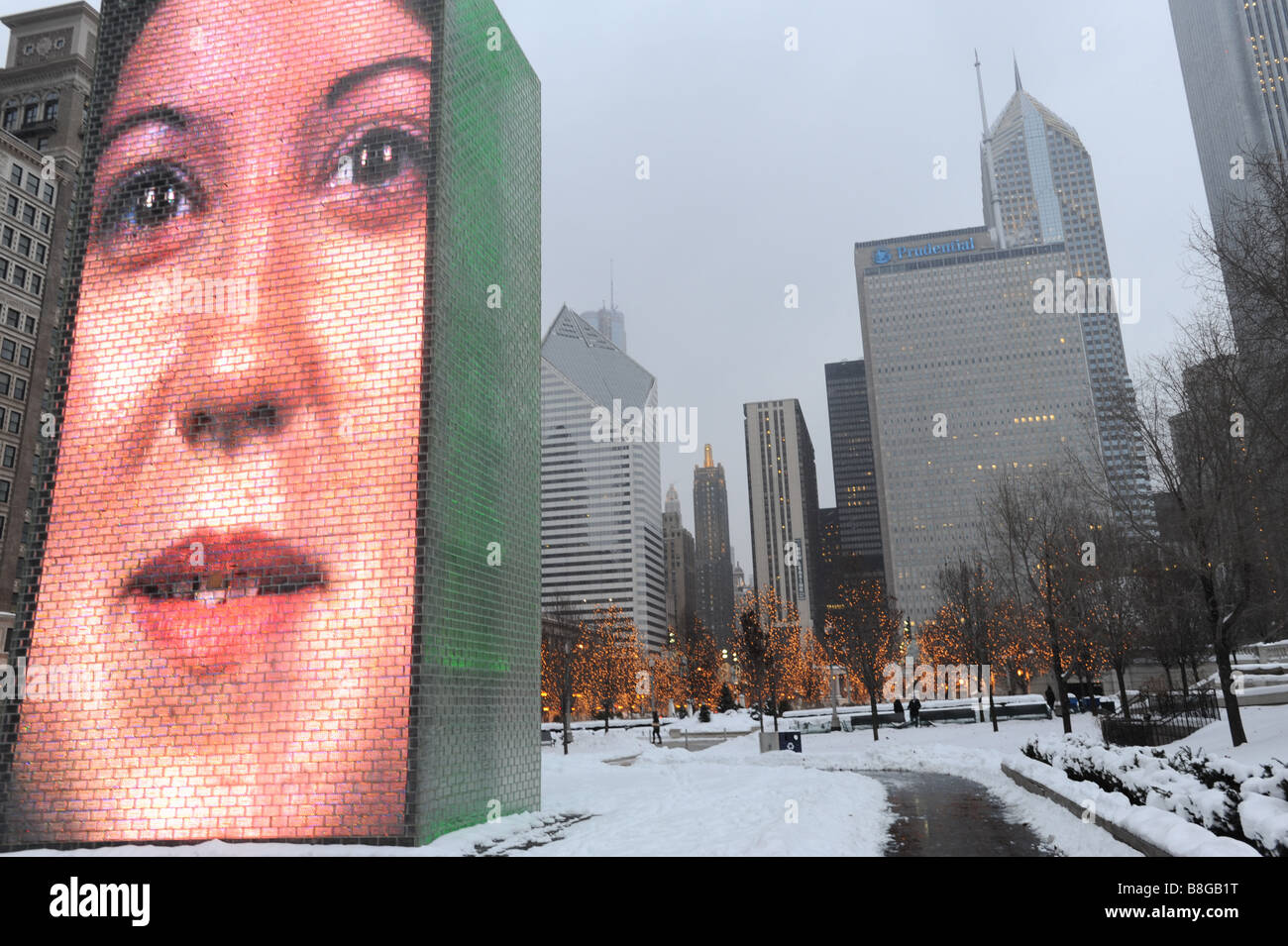 Kunst im öffentlichen Raum von Jaume Plensa USA Chicago Illinois IL Winter Millenium Park Stockfoto