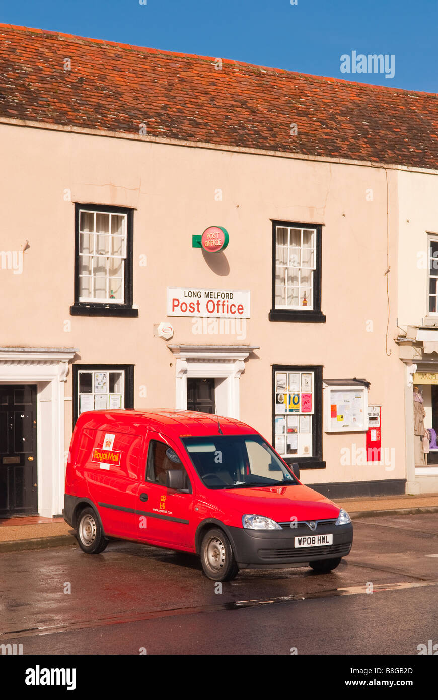 Das Postamt mit royal Mail van im Vordergrund bei Long Melford, Suffolk, Uk Stockfoto
