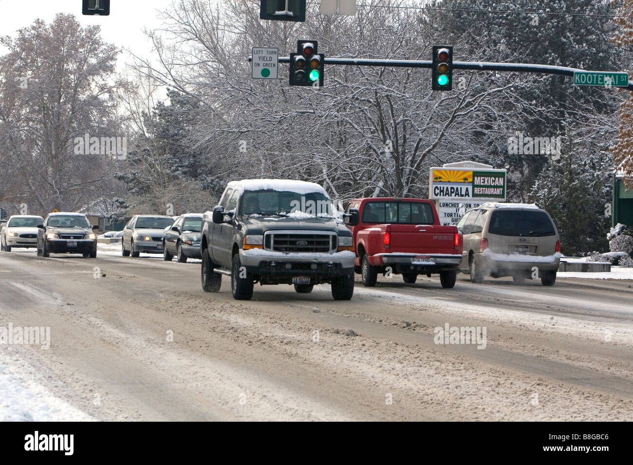 Autos fahren im Winter Schnee in Boise, Idaho USA Stockfoto