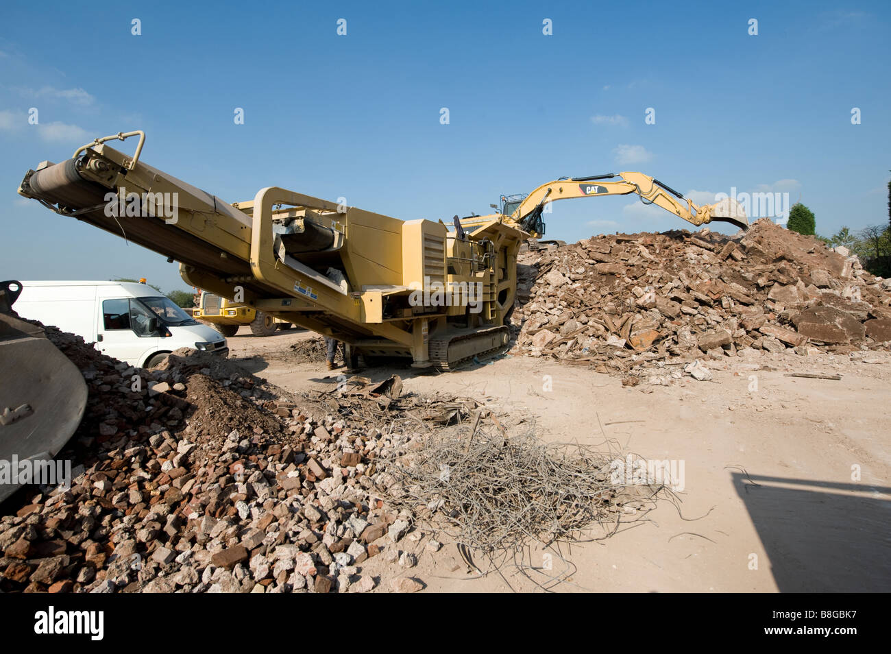 Extec Steinbrechmaschine und Raupenbagger auf einer Baustelle im Vereinigten Königreich. Stockfoto