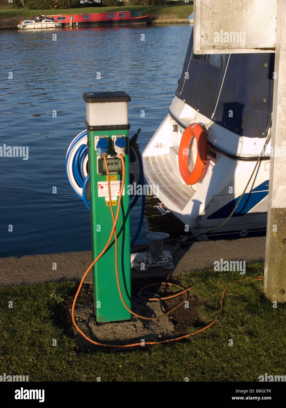 Anschlüsse für Strom und Wasser auf einen Liegeplatz bei Teddington Lock auf der Themse Stockfoto