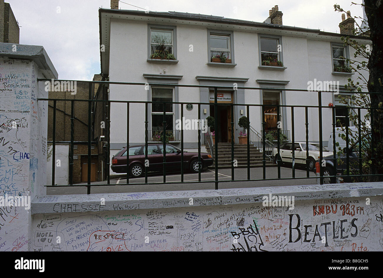 Abbey Road in London NW8. Veranstaltungsort für die Aufnahme des Beatles Albums. Graffiti an der Wand auf Website Stockfoto