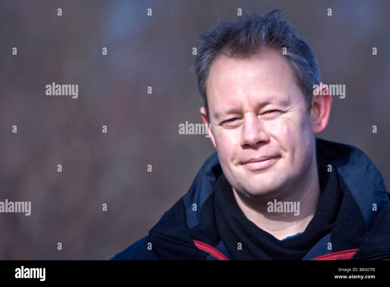 Reifer Mann außerhalb Blick in die Kamera Stockfoto