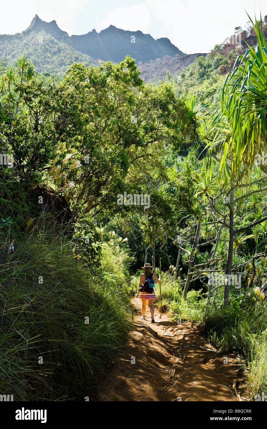 Eine Frau, die Na Pali Küste von Kauai Hawaii auf dem Kalalau Trail Wandern Stockfoto