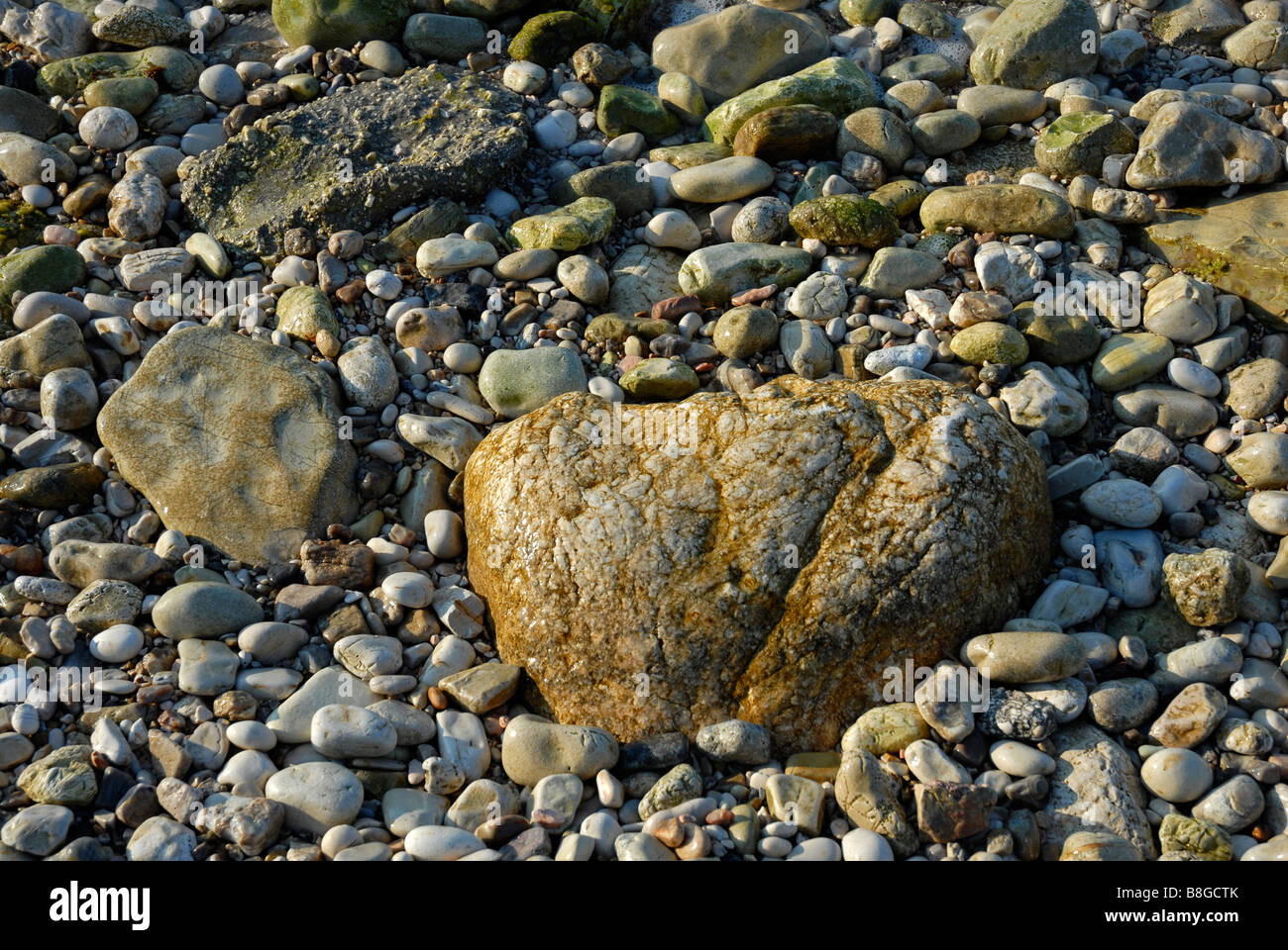 Steine in verschiedenen Formen und Größen in einer Strand, Korfu, Griechenland Stockfoto