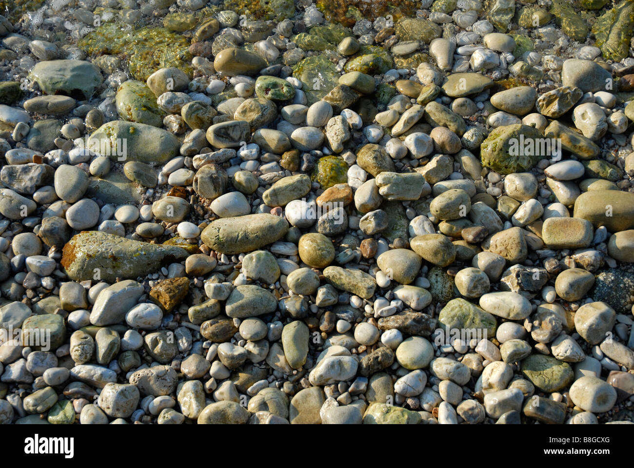 Steine in verschiedenen Formen und Größen in einer Strand, Korfu, Griechenland Stockfoto
