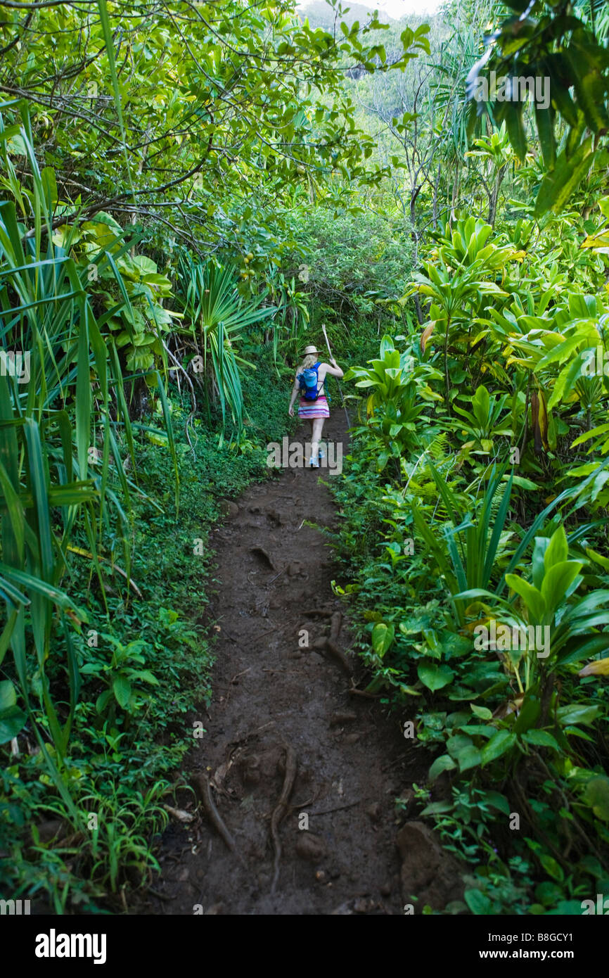 Eine Frau, die Na Pali Küste von Kauai Hawaii auf dem Kalalau Trail Wandern Stockfoto
