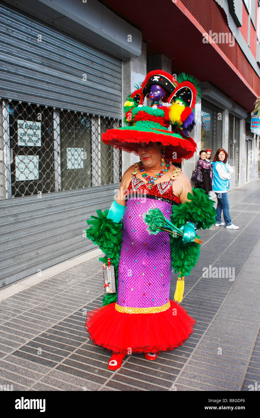 Mann in Frauenkleidern, die riesigen Hut Karneval von Las Palmas auf Gran Canaria Stockfoto