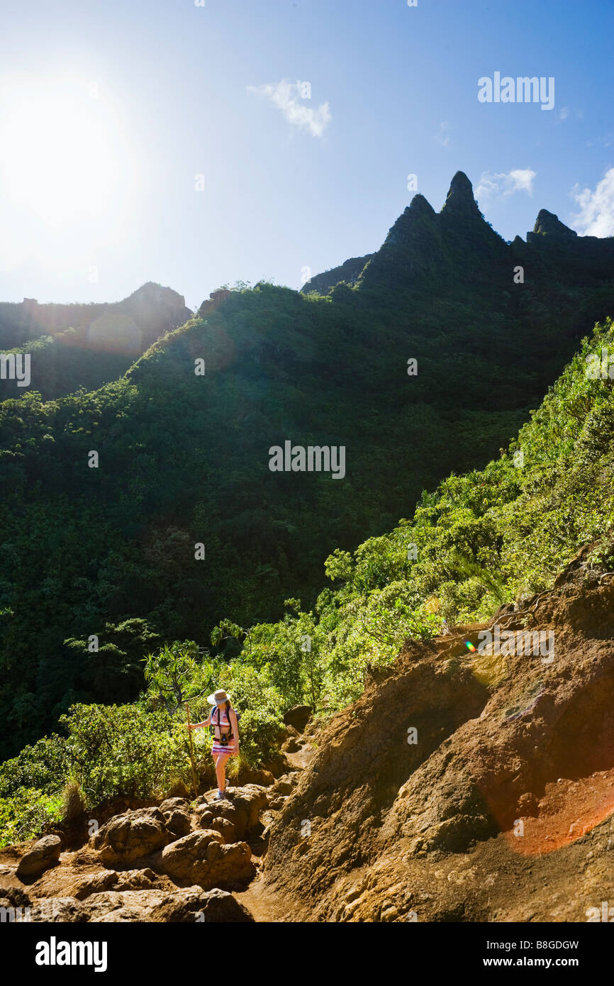 Eine Frau, die Na Pali Küste von Kauai Hawaii auf dem Kalalau Trail Wandern Stockfoto