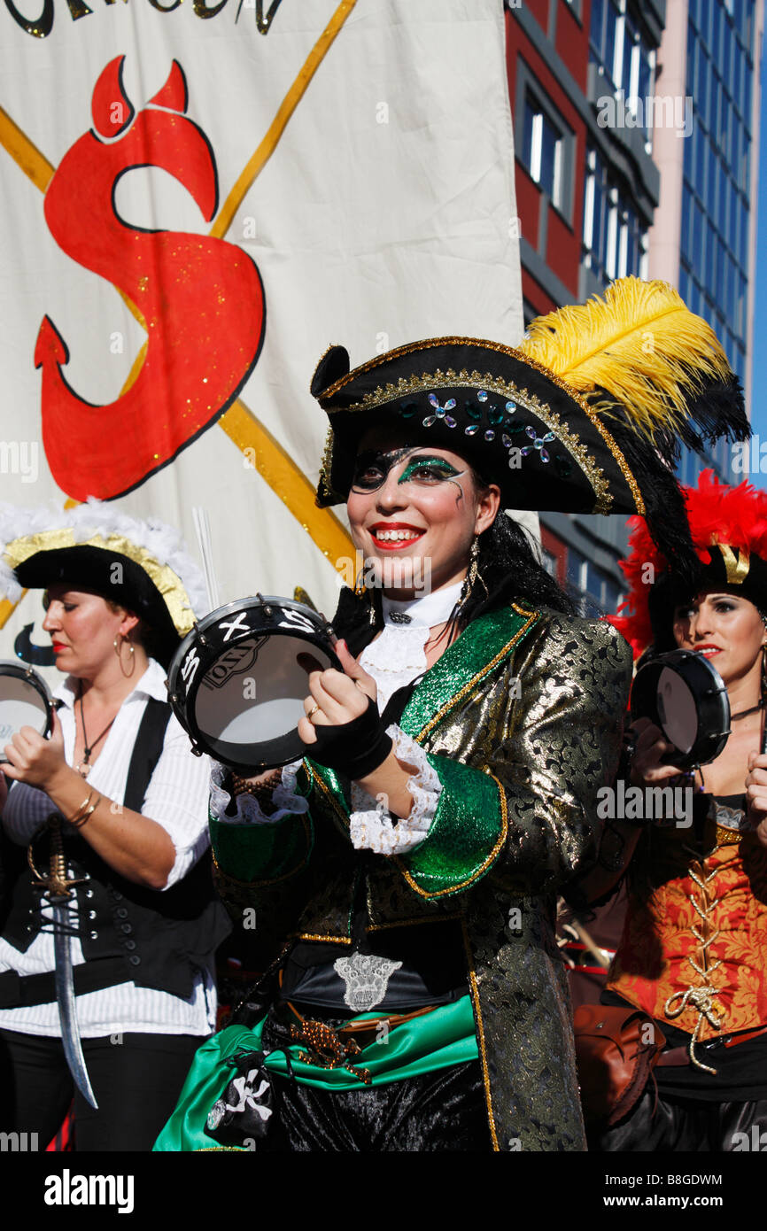 Spanische Frauen im Kostüm auf der 2009 Las Palmas Karneval auf Gran Canaria. Das Thema Karneval war Piraten. Stockfoto