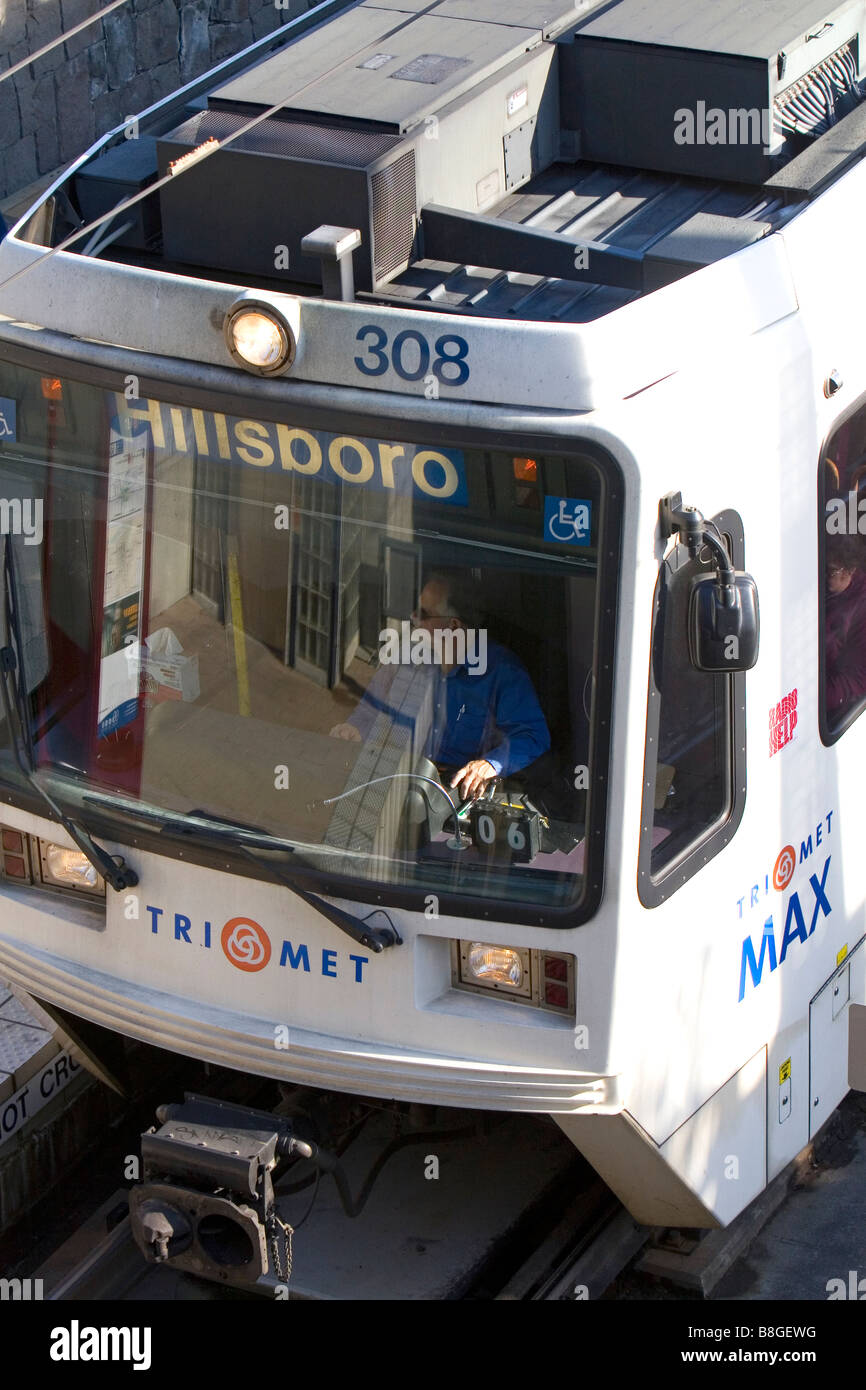 Die MAX öffentliche Verkehrsmittel Stadtbahn in Portland Oregon USA Stockfoto