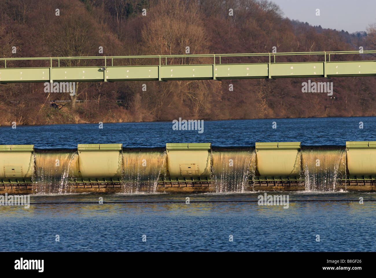 Der Hengsteysee (Hengstey-See) ist ein Staubecken an der Ruhrgebietsstrecke zwischen den Städten Hagen, Dortmund und Herdecke, Nordrhein-Westfalen, Deutschland. Stockfoto