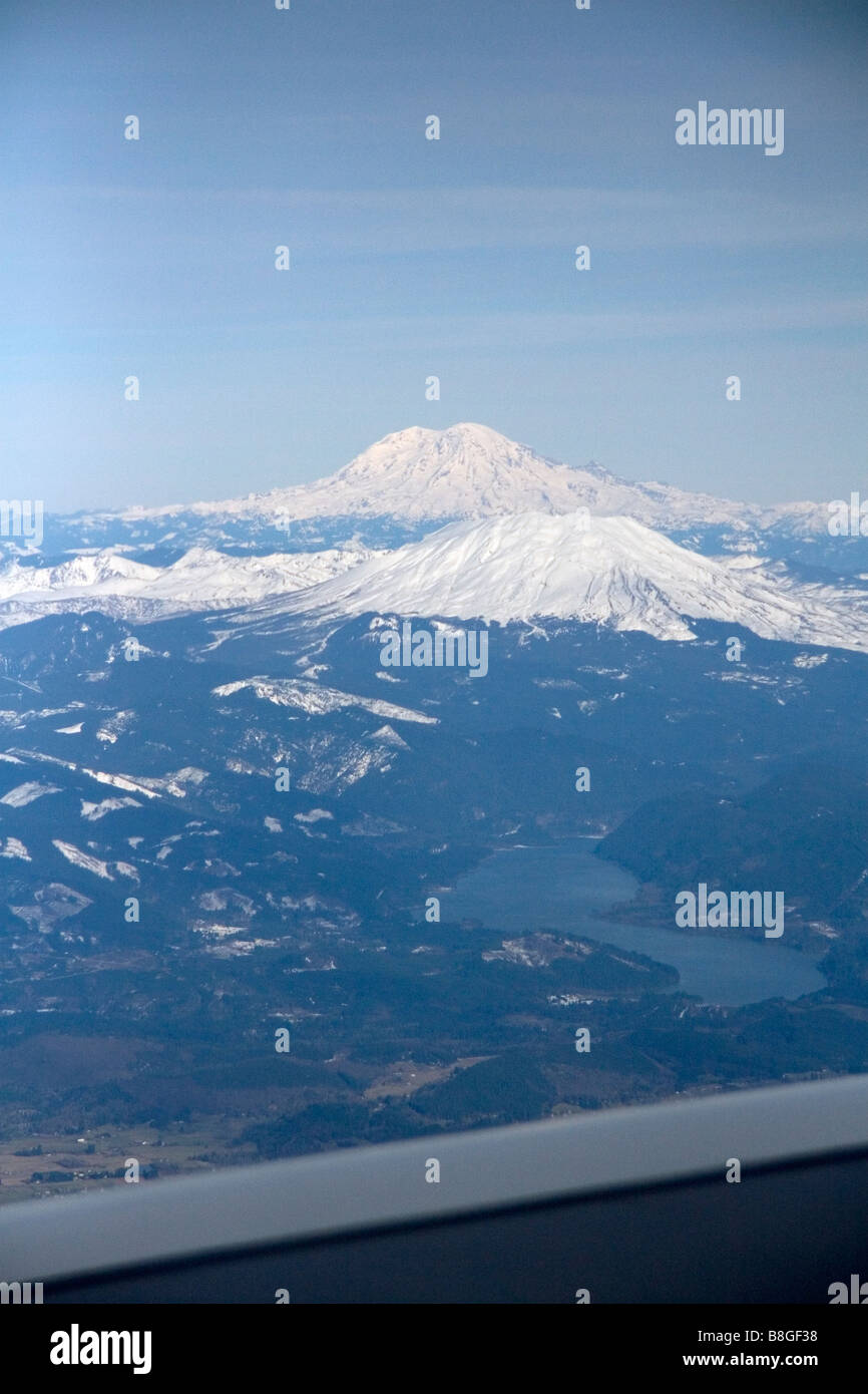 Luftaufnahme des Mount Rainier und Mount St. Helens in Washington USA Stockfoto