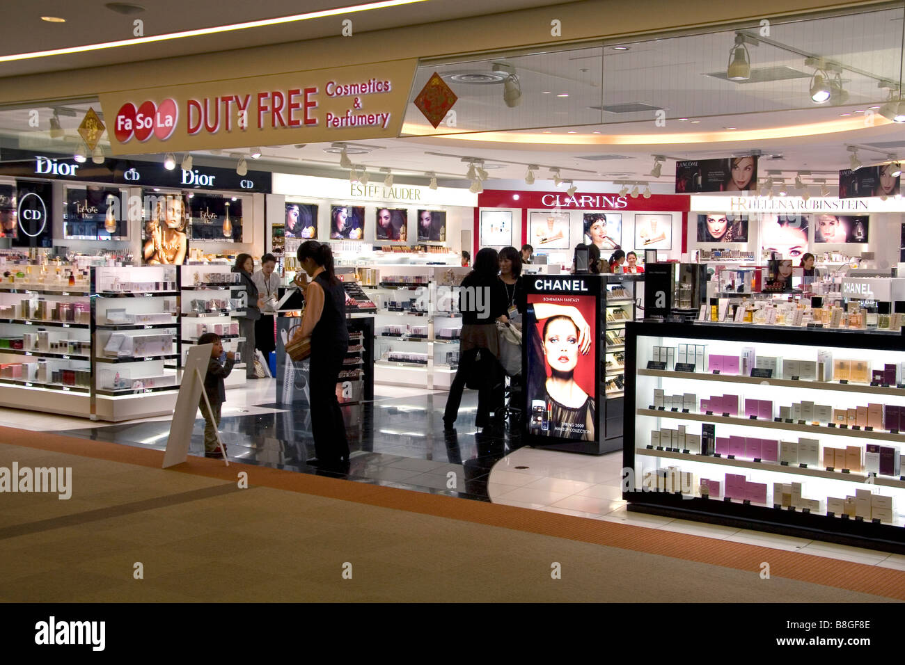 Reisende Shop bei einem duty free Shop in Narita Internationaler Flughafen Tokio Japan Stockfoto