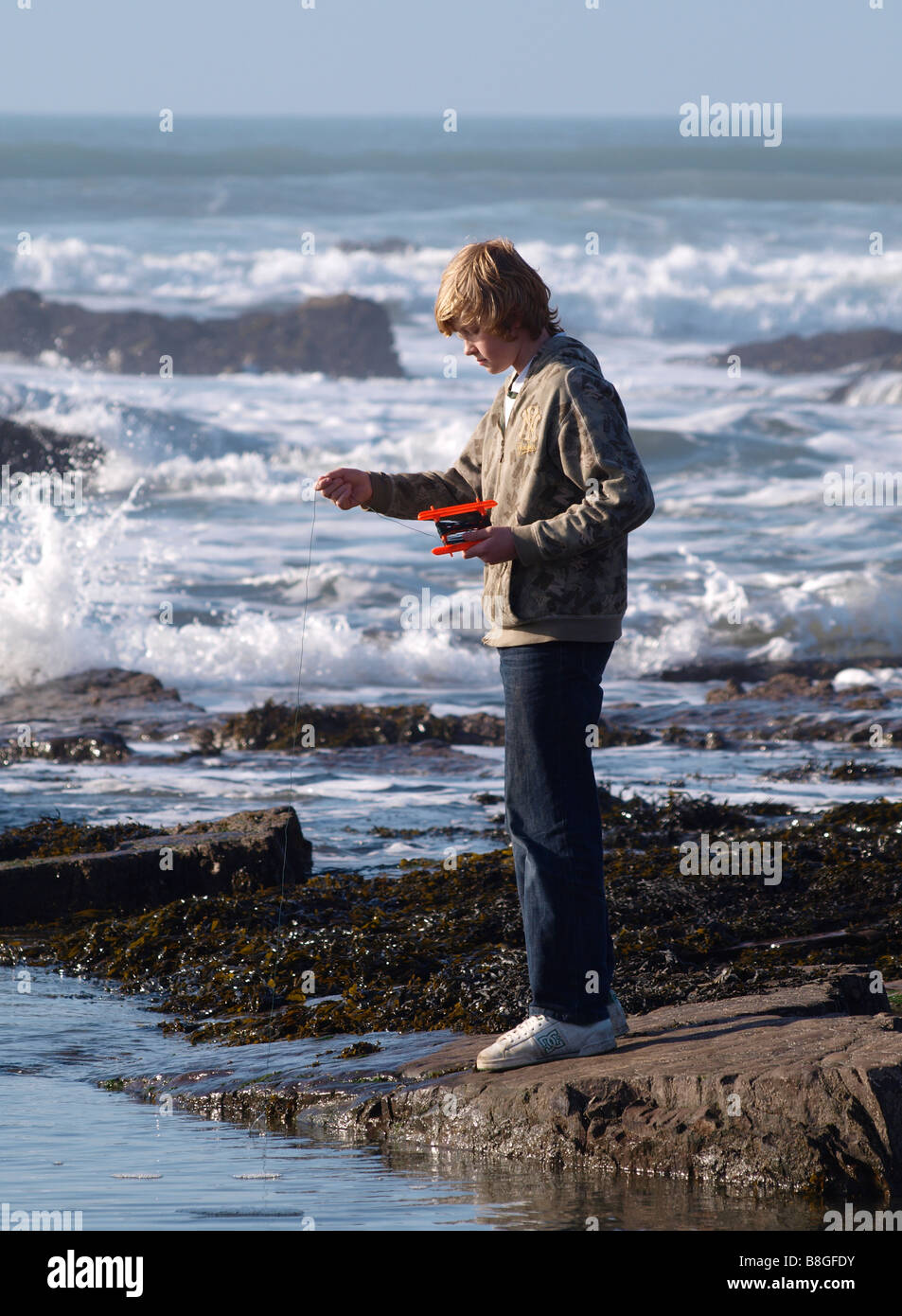 Teenager-Jungen Krabben fischen am Strand Stockfoto