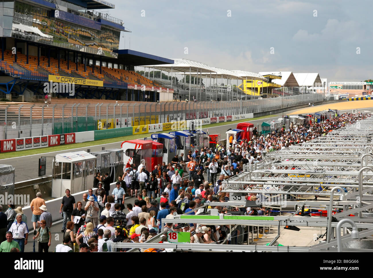 Blick auf die Boxengasse Le Mans und beginnen gerade am Tag vor dem 24-Stunden-Rennen, Frankreich. Stockfoto