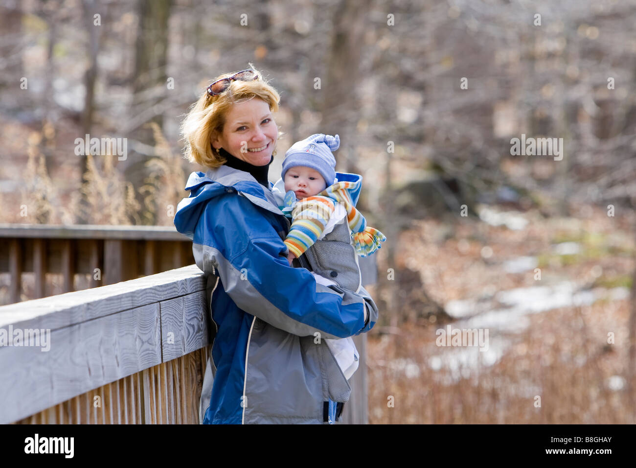 Nachdenklich Mutter mit Baby auf Waldspaziergang Stockfoto