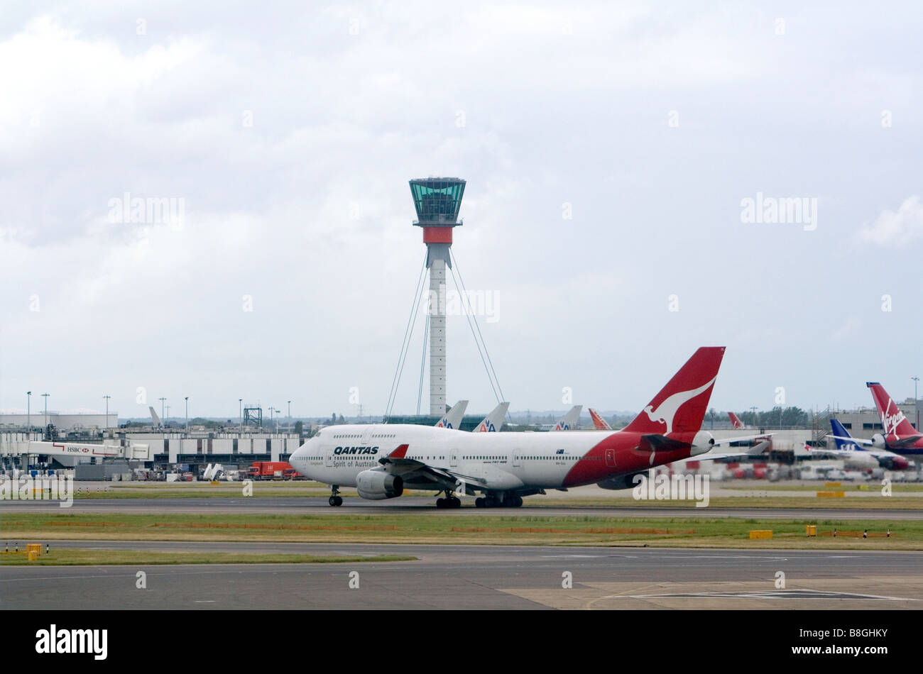 Flugzeuge auf der Landebahn am London Heathrow Airport England Großbritannien Stockfoto