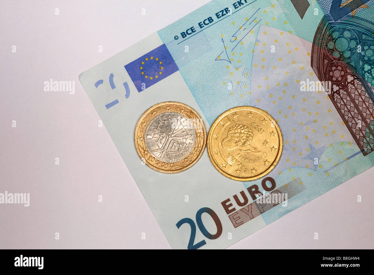 20-Euro-Schein mit Münzen Stockfoto