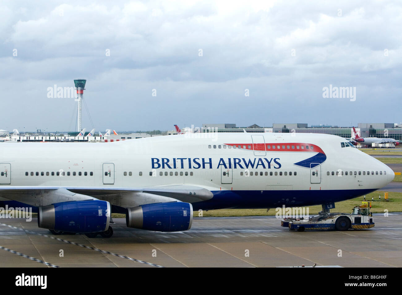 Flugzeug auf der Landebahn am London Heathrow Airport England Großbritannien Stockfoto