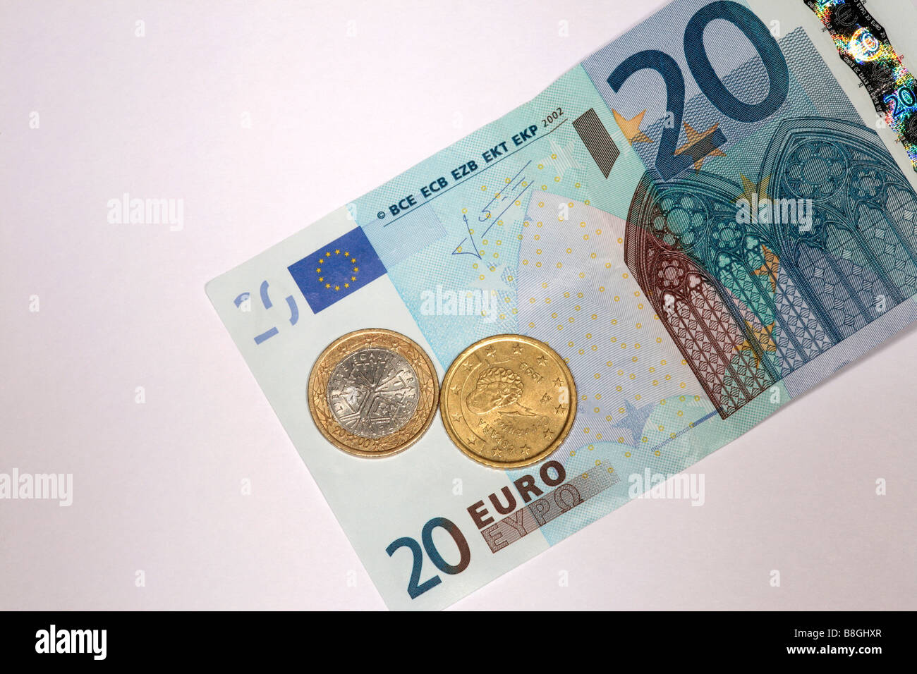 20-Euro-Schein mit Münzen Stockfoto