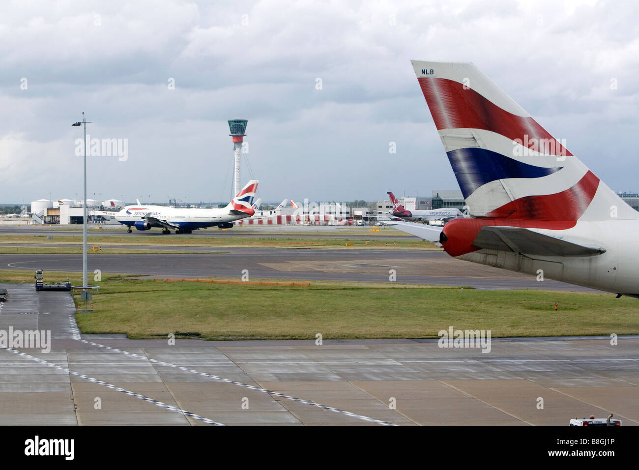 Flugzeuge auf der Landebahn am London Heathrow Airport England Großbritannien Stockfoto