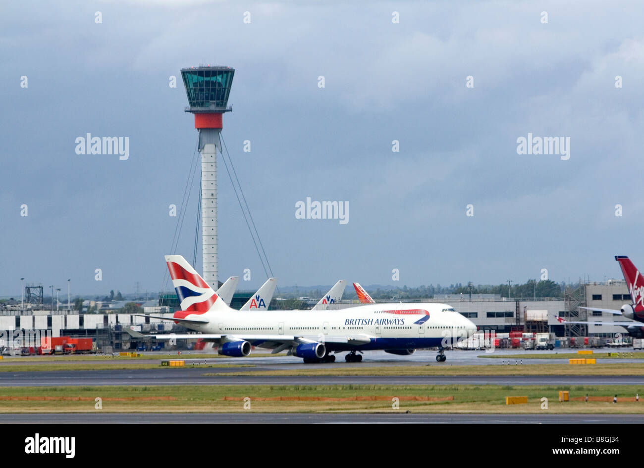 Flugzeuge auf der Landebahn am London Heathrow Airport England Großbritannien Stockfoto