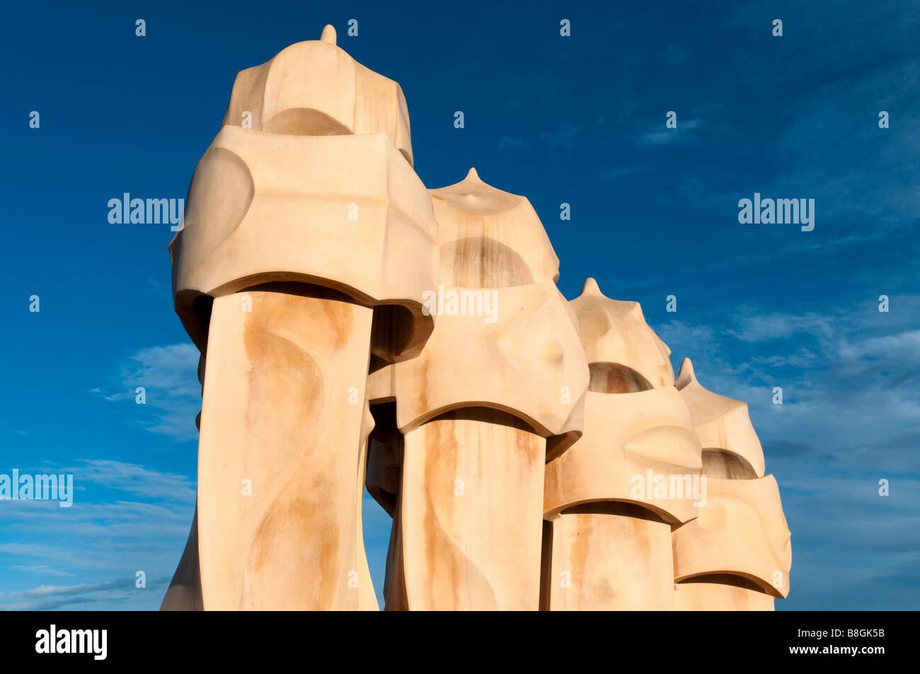 Schornsteine auf dem Dach der Casa Mila von Antoni Gaudi Barcelona, Spanien Stockfoto