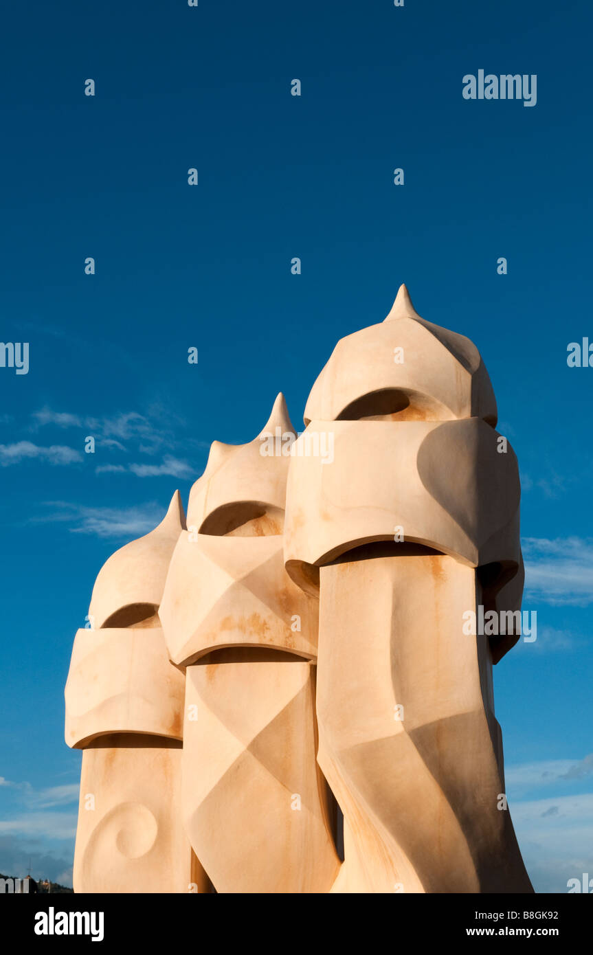 Schornsteine auf dem Dach der Casa Mila von Antoni Gaudi, Barcelona, Spanien Stockfoto